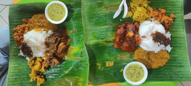 Food court à Little India — nourriture sri lankaise Illustration de plats sri-lankais, incluant curry et riz, servis sur des feuilles de bananier dans le quartier indien de Singapour