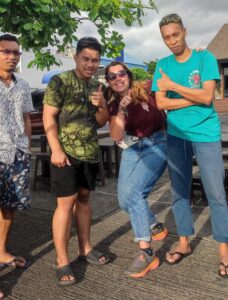 Selfie de trois hommes, dont Inès, montrant de la bonne humeur à Manado