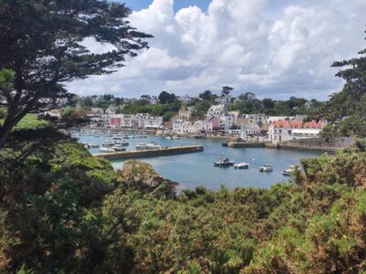 Paysage côtier sur le GR340 à Belle-Ile-en-Mer, France, avec la ville de Le Palais en arrière-plan