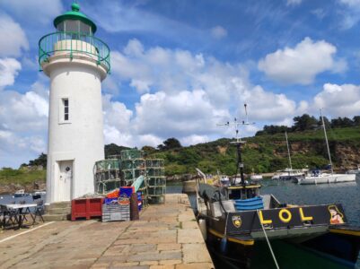 Phare de Sauzon à Belle-Ile-en-Mer, France, avec une vue sur la mer et des paysages environnants