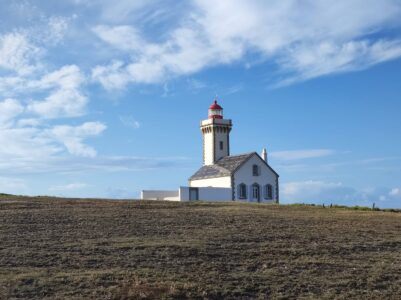Phare sur la côte du GR340 à Belle-Ile-en-Mer, France