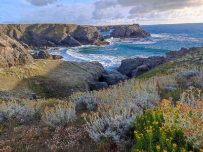 Vue panoramique de la côte du GR340 à Belle-Ile-en-Mer, France