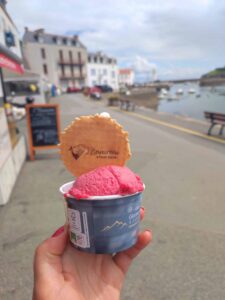 L'Herminoise à Sauzon Glace à la fraise et au biscuit de la L'Herminoise sur le GR340 à Belle-Île-en-Mer, France