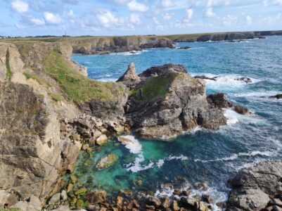 Paysage côtier du GR340 à Belle-Ile-en-Mer, France, avec des eaux bleues et des rochers