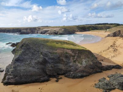 Plage de Donnant, réputée pour le surf Paysage côtier du GR340 à Belle-Île-en-Mer, France, avec une plage donnant sur la mer