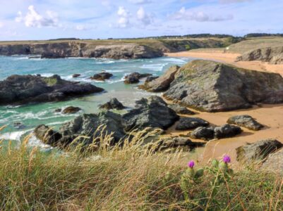 Plage donnant sur le GR340 à Belle-Ile-en-Mer, France, avec des formations rocheuses impressionnantes