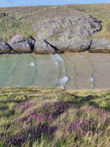 Plage donnant sur le GR340 à Belle-Ile-en-Mer, France, avec des formations rocheuses impressionnantes