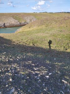 Plage donnant sur le GR340 à Belle-Ile-en-Mer, France, avec des formations rocheuses impressionnantes