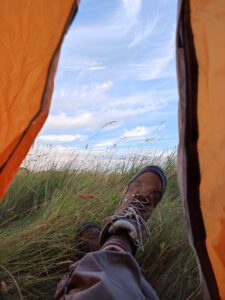 Camping le long du GR340 à Belle-Île-en-Mer, France, avec une tente et un pied dehors