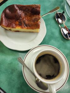 Far breton sur une assiette avec une tasse de café à Belle-Ile-en-Mer