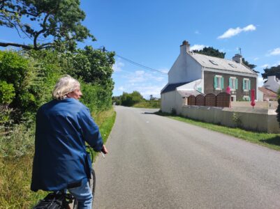 Homme local à vélo devant sa maison familiale à Belle-Ile-en-Mer