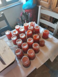 Pots de confiture artisanale retournés avec un sac à dos en arrière-plan