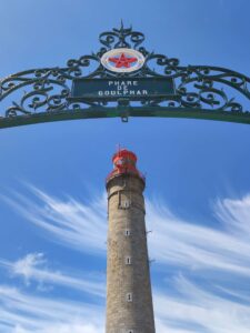 Phare de Goulphar à Belle-Ile-en-Mer avec une enseigne en dessous