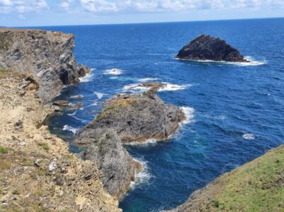 Paysage côtier avec rochers et eau bleu profond à Belle-Ile-en-Mer, France