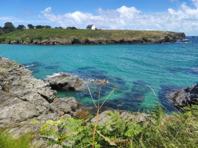 Paysage côtier avec eau bleu turquoise à Belle-Ile-en-Mer, France
