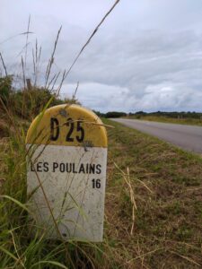 Borne de la D25 aux Poulains sur le GR340 à Belle-Ile-en-Mer, France