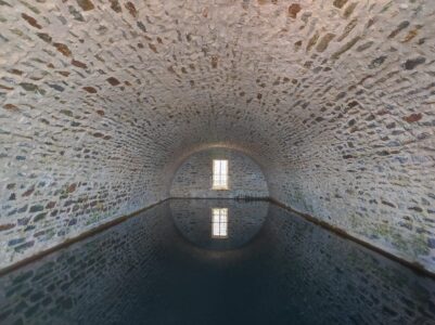 Tunnel d'eau sur l'île de Belle-Ile-en-Mer, France, le long du GR340