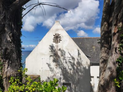 Architecture typique de Belle-Ile-en-Mer, France, entre des arbres le long du GR340
