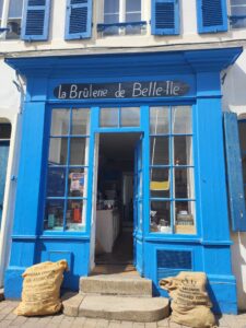 La Brûlerie de Belle-Ile au Palais, avec un sac de café devant l'entrée, le long du GR340 à Belle-Île-en-Mer, France