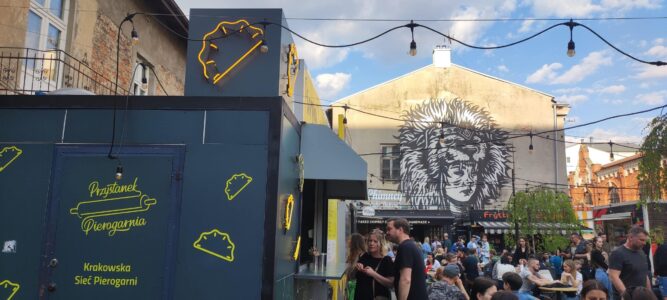 Mural de street art représentant des pierogi au Judah Food Market dans le quartier juif de Cracovie