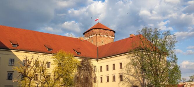 Château de Wawel à Cracovie, mettant en valeur son architecture et ses jardins environnants