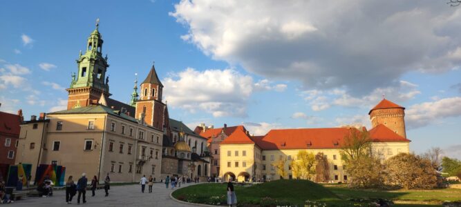 Château de Wawel à Cracovie, mettant en valeur son architecture et ses jardins environnants