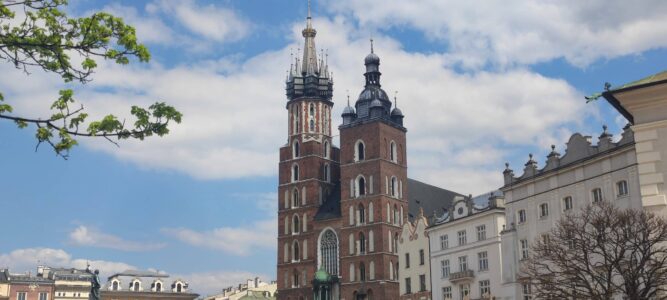 Vue latérale de la Basilique Sainte-Marie sur le Rynek Główny à Cracovie