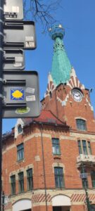 Enseigne de pierogi sur le Rynek Główny à Cracovie, avec une église en arrière-plan