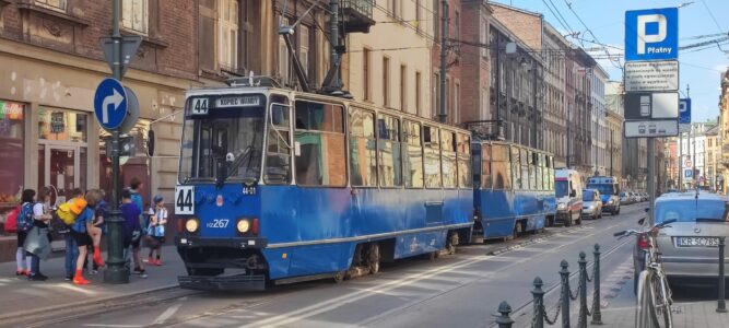 Tramway bleu circulant dans la vieille ville de Cracovie