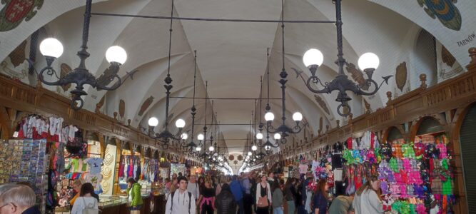 Intérieur des Halles sur le Rynek Główny à Cracovie, avec des lumières, des marchands et des passants
