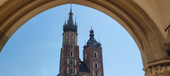 Vue stylée de la Basilique Sainte-Marie à Cracovie, prise sous l'arche