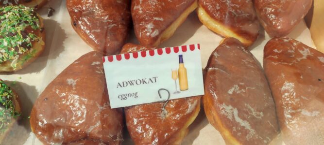 Gros plan de plusieurs beignets eggnog à Cracovie