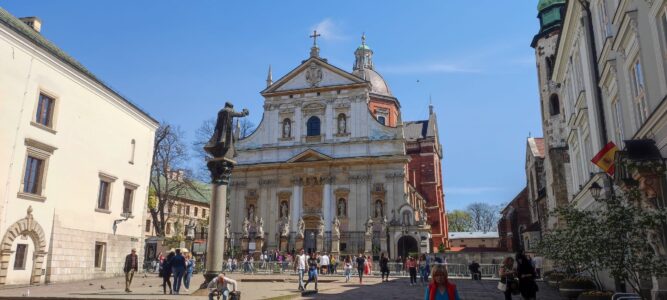 Église et statue sur Rynek Główny à Cracovie