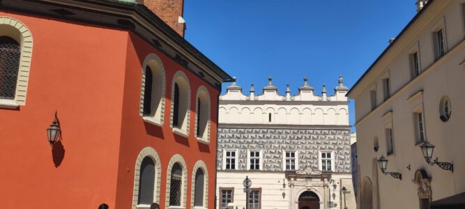 Maisons aux façades colorées sur Rynek Główny à Cracovie, avec un ciel bleu