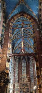 Intérieur de la basilique Sainte-Marie à Cracovie, avec ses voûtes majestueuses et ses ornements