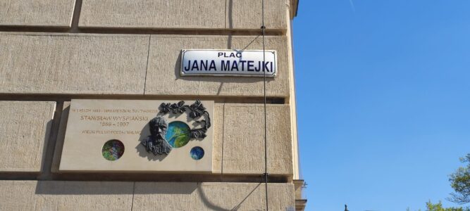 Zoom sur les murs colorés de Rynek Główny à Cracovie, sous un ciel bleu éclatant