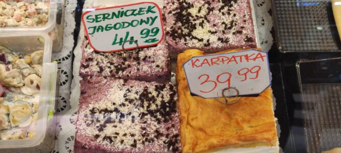 Gâteaux polonais en vrac, y compris cheesecake violet et orange, sur le marché de Stary Kleparz à Cracovie