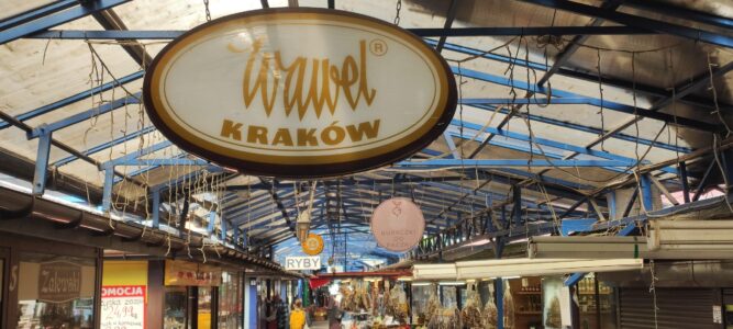 Enseigne Wawel à Stary Kleparz, avec le marché de Cracovie en arrière-plan