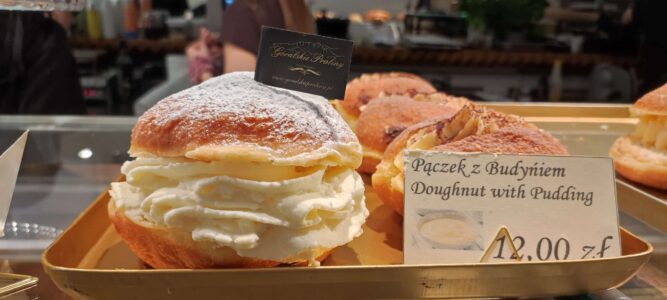 Gros plan d'un donut pudding à Cracovie