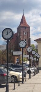 Pendules célèbres sur le Rynek Główny à Cracovie, avec l'église en arrière-plan