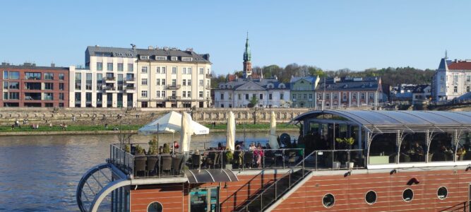 Un bateau de croisière sur la Vistule, avec la vieille ville de Cracovie en arrière-plan