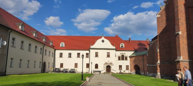 Une façade colorée dans le quartier juif de Cracovie, sous un ciel bleu clair