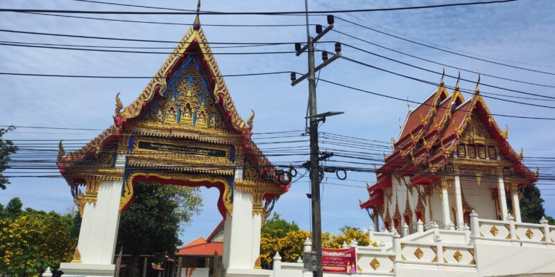 Temples à Koh Tao avec des câbles électriques en arrière-plan