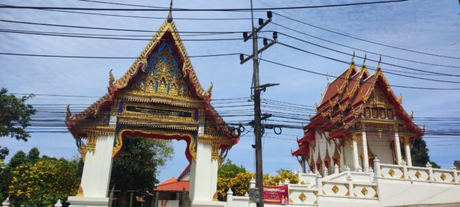 Temples à Koh Tao avec des câbles électriques en arrière-plan