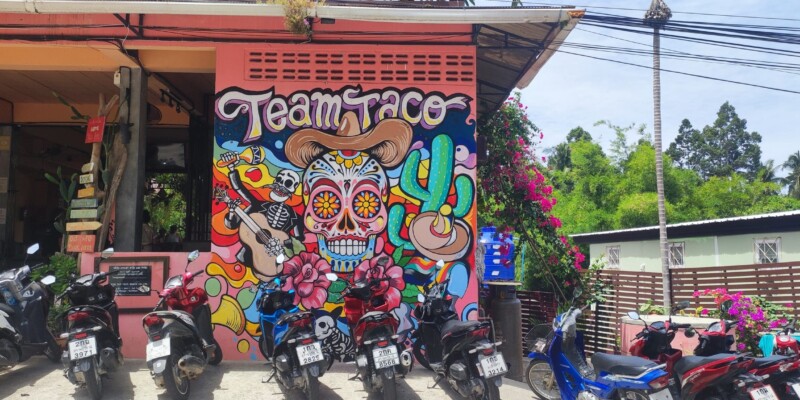 Mur de street art à Koh Tao inspiré par la culture mexicaine