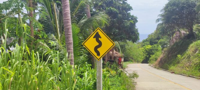 Flèche noire indiquant la direction de Koh Tao sur un fond jaune