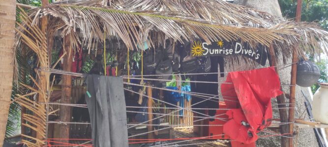 Maison sur la plage de Koh Tao, avec du matériel de plongée en premier plan