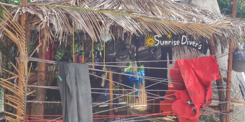 Maison sur la plage de Koh Tao, avec du matériel de plongée en premier plan