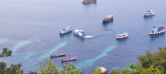 Bateaux amarrés dans une baie pittoresque à Koh Tao
