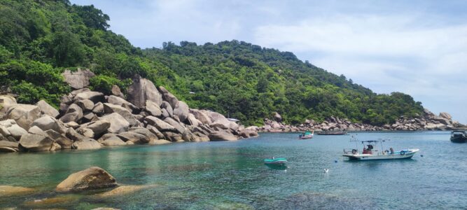 Petit bateau flottant sur les eaux turquoise de la plage de Koh Tao